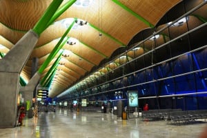 La imagen muestra el aeropuerto de Madrid, completamente vacío.