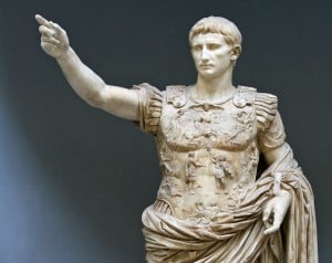 תמונה מציגה פסל של הקיסר אוגוסטוס.