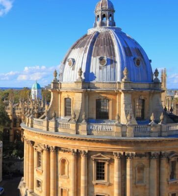 Oxford summer school hero banner for mobile, photo of the Radcliffe Camera and Bodleian library