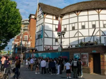 london summer school students visit globe theatre